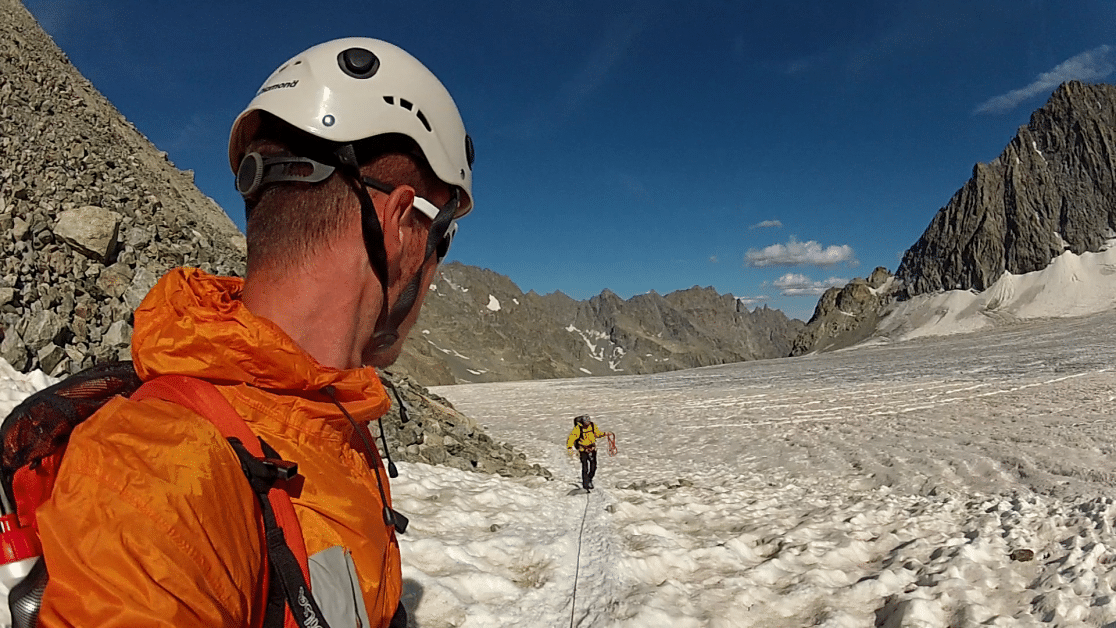 Quel est le matériel indispensable pour s'engager sur une via ferrata ? 2 casque d'alpi ou via ferrata