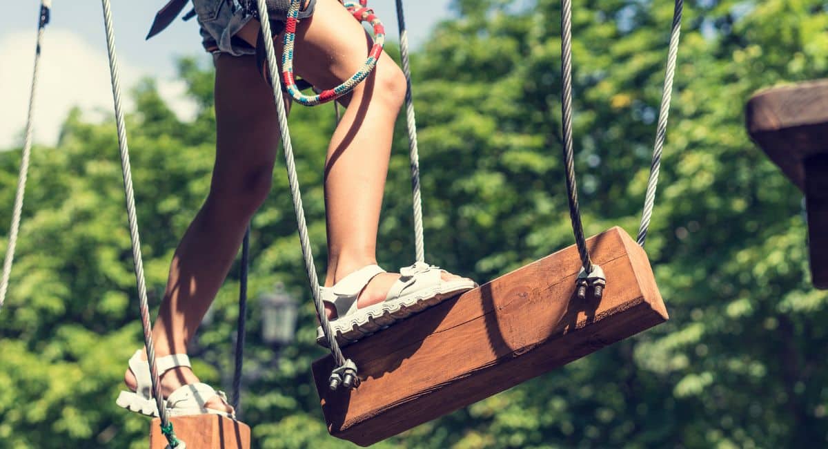 Comment préparer vos enfants pour leur première aventure accrobranche ? 4 obstacles facile à l'accrobranche