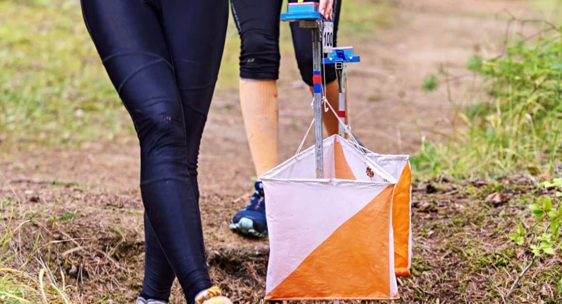 Voici toutes les façons de pratiquer la course d'orientation ! 3 biper une balise de course d'orientation